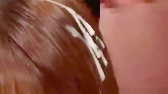 迷人的Yui Kayama在发丝上被精液喷洒浸透