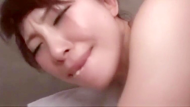 遇见迷人的JAV偶像，她美丽动人令人心醉神迷。