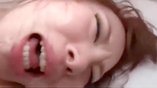 遇见迷人的JAV偶像，她美丽动人令人心醉神迷。