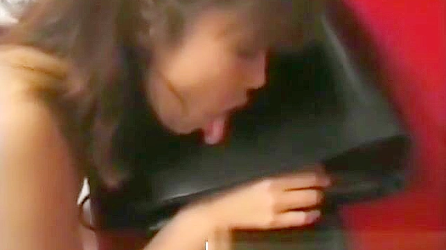 与这位丰润的亚洲美人体验极致多人喷射狂欢！