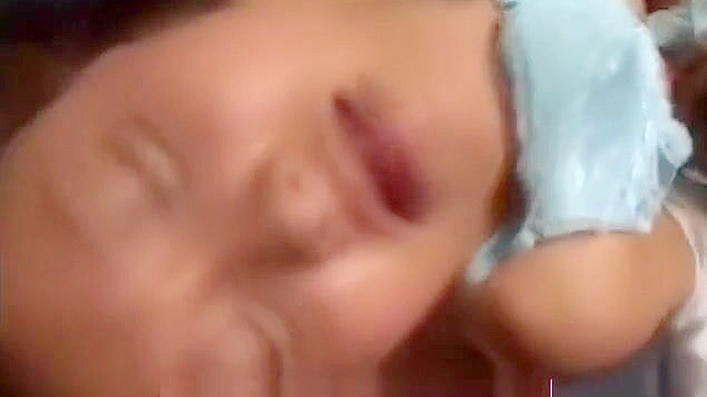 日本萌妹被精液浇灌 — 必看的面部喷射秀！