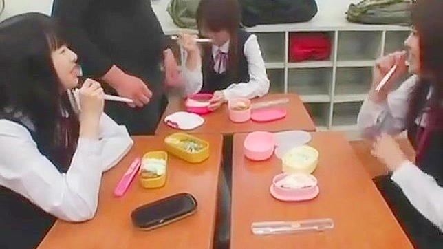 日本美女~专属吞精学生和家庭第四部分—体验MILF双穴的魅力！