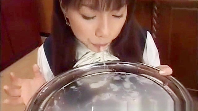 JAV 奇葩：丰满业余美女被多人射精并喝下精液
