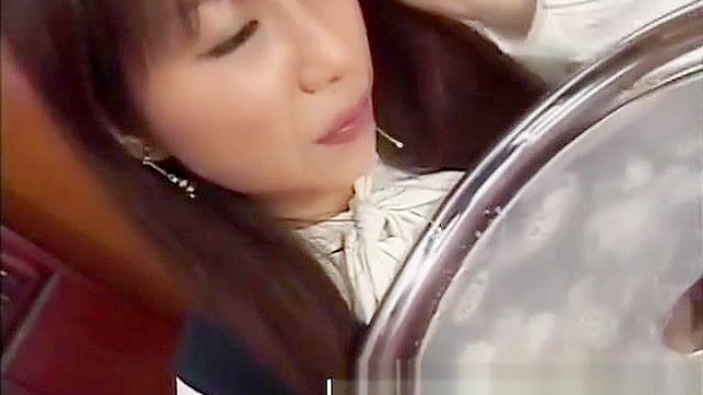 JAV 奇葩：丰满业余美女被多人射精并喝下精液