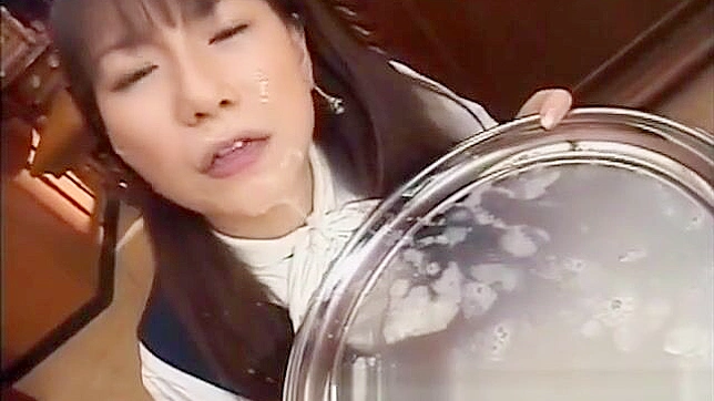 JAV 奇葩：丰满业余美女被多人射精并喝下精液