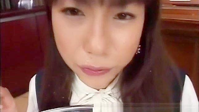 JAV 奇葩：丰满业余美女被多人射精并喝下精液