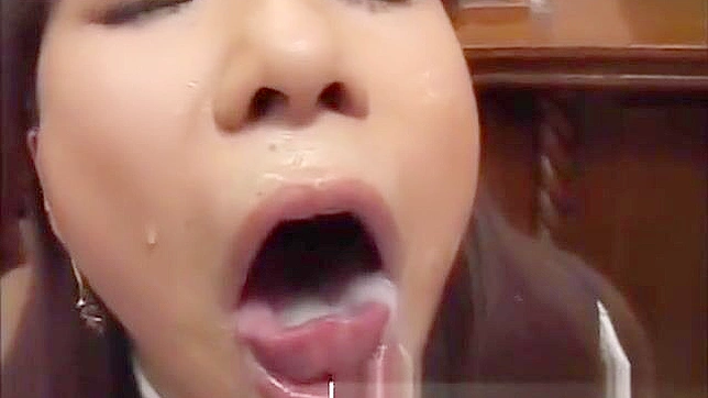 JAV 奇葩：丰满业余美女被多人射精并喝下精液