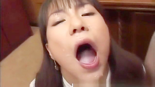 JAV 奇葩：丰满业余美女被多人射精并喝下精液
