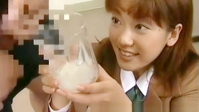 日本美女在火热的群交场景中完全展现自我