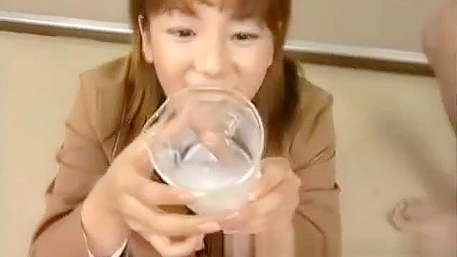 日本美女在火热的群交场景中完全展现自我