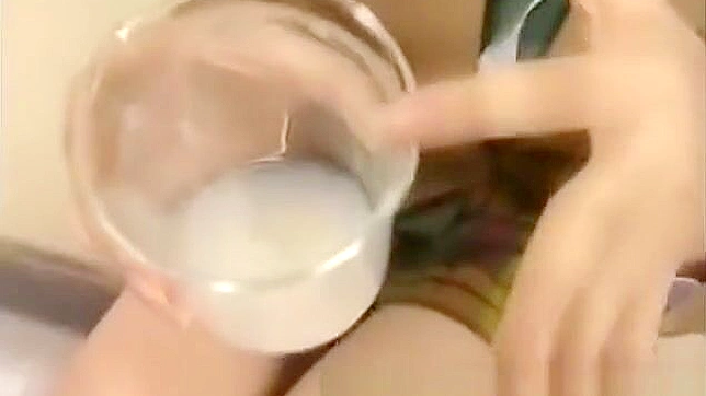 日本美女在火热的群交场景中完全展现自我