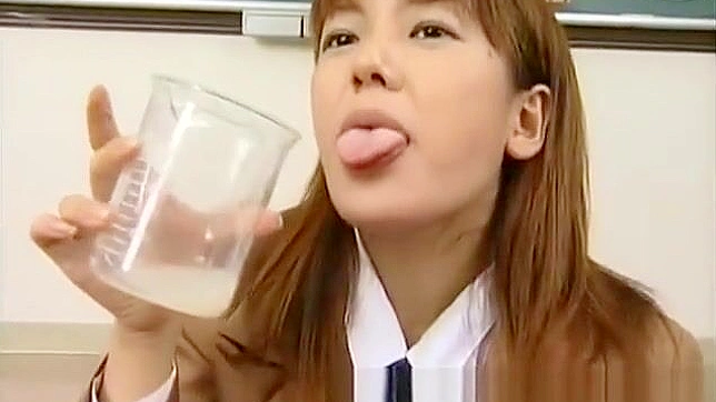 日本美女在火热的群交场景中完全展现自我