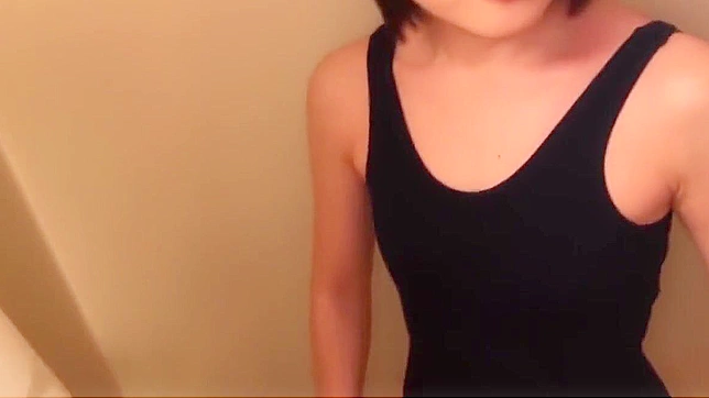 释放感官体验这场诱人的口交色情电影！