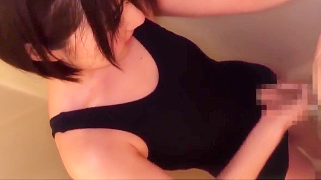 释放感官体验这场诱人的口交色情电影！