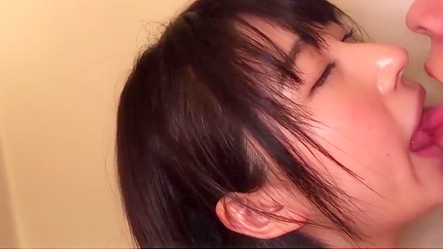 释放感官体验这场诱人的口交色情电影！