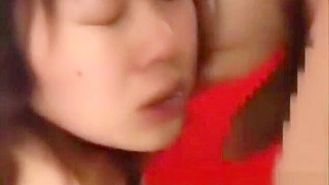 看看这位诱人的日本少女不可思议的群交体验！