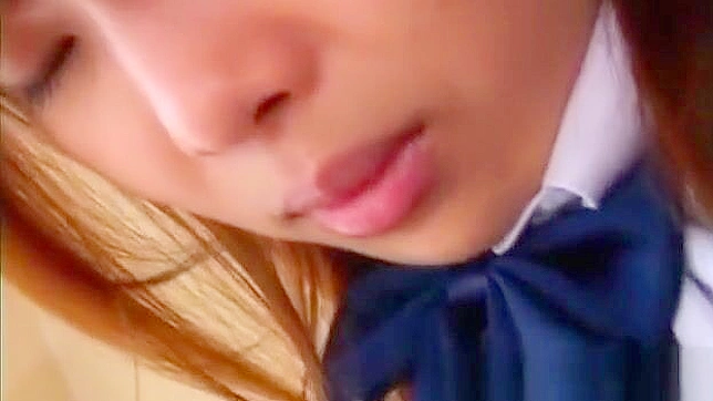 欣赏这位迷人的亚洲美女在第一部分中被舔胸的绝美画面。