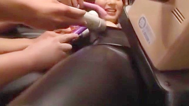 亚洲魔女淋浴狂潮射—难忘的精液喷发时刻！