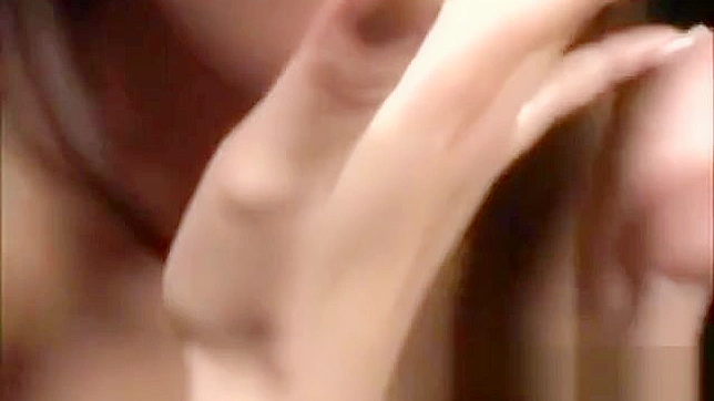 日本极品熟女四人狂欢！多名男子轮番喷射精液给她洗澡！