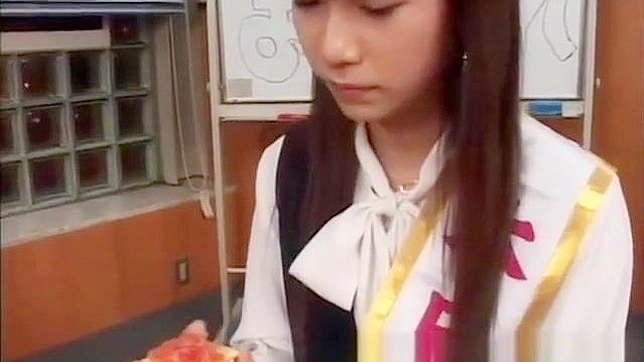 裸体~真实业余穿衣的亚洲少女在群交中吞精！