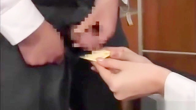 裸体~真实业余穿衣的亚洲少女在群交中吞精！