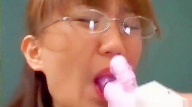 遇见那位知道如何像专业般吸吮的日本放荡美人！