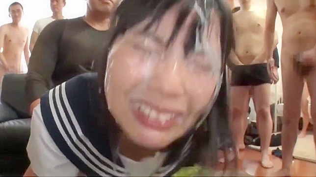 美艳日本美女被淋满浓稠颜射！