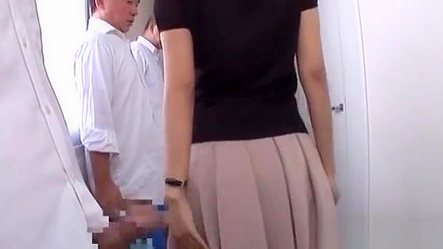 青木次香 - 眼镜调皮少女在狂野多人射精场景中