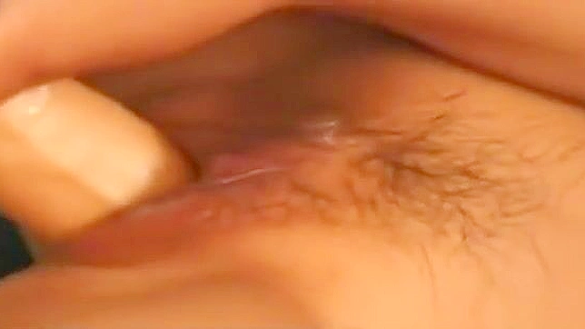 体验迷人JAV女星的魅惑魅力，她拥有性感的身体和巨大的震动棒，在热辣第二部分中。