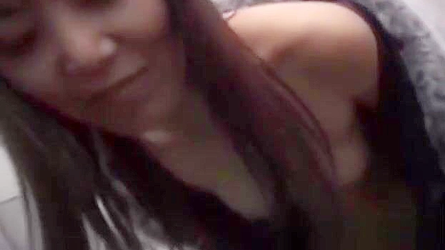 在JAV HQ的公共厕所享受与性感 MILF 的乐趣 第五部分