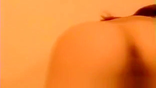 可爱的日本女巫在性感独奏中自娱自乐