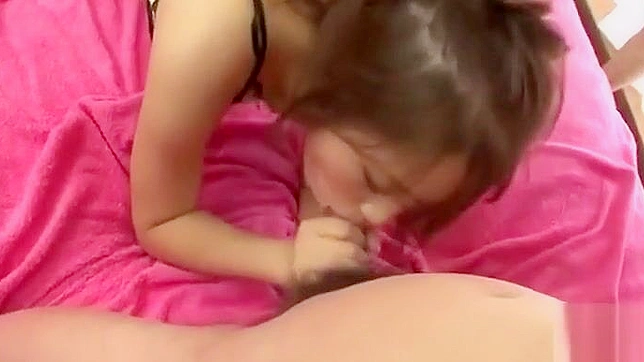 准备好迎接可爱的日本十八岁娇小少女被一群饥渴男人轮番征服吧！