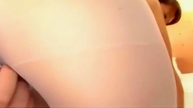 迷人护士Shizuku深情照顾病患，展现大波诱惑魅力。