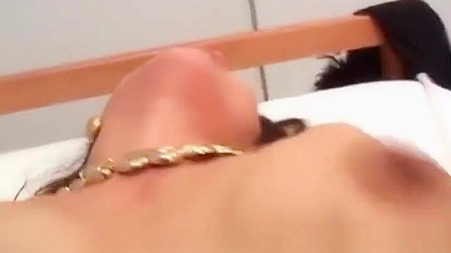 被这位穿性感内衣的丰满JAV女巫深深迷住～第一部分