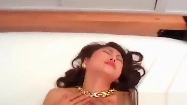 被这位穿性感内衣的丰满JAV女巫深深迷住～第一部分
