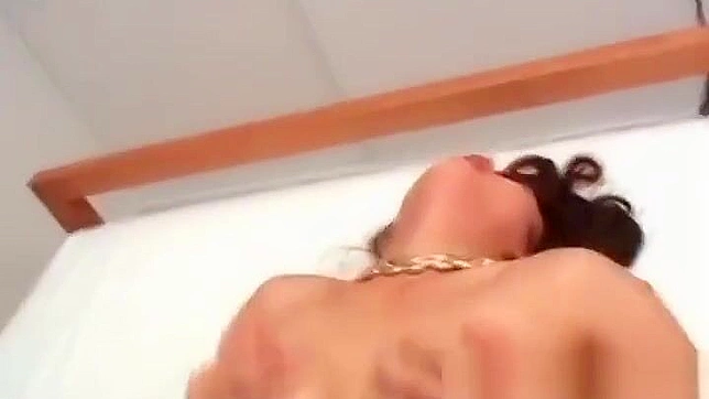 被这位穿性感内衣的丰满JAV女巫深深迷住～第一部分