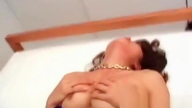 被这位穿性感内衣的丰满JAV女巫深深迷住～第一部分
