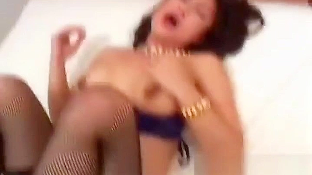 被这位穿性感内衣的丰满JAV女巫深深迷住～第一部分