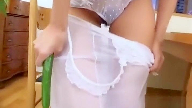释放欲望！苗条日本魅惑女美绪·新藤在黄瓜第6集等你来享乐！