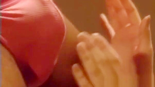 JAV护士在第三部分的性感吸吮与交欢~实现你的幻想！