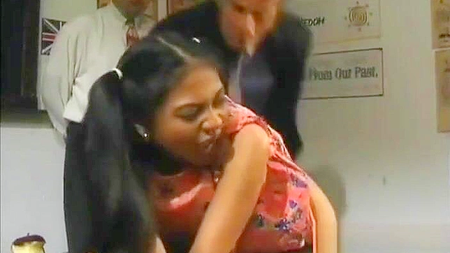 体验终极MILF幻想双插入！JAV浪女被亚洲浓精吸引纠缠