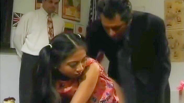 体验终极MILF幻想双插入！JAV浪女被亚洲浓精吸引纠缠