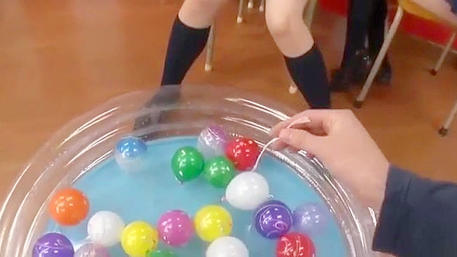 日本魅惑女巫在诱人的JAV视频中—沉醉于她的迷人美貌！