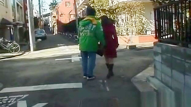 迷人的亚洲女郎在公共场所被手指刺激，必看第六部分！