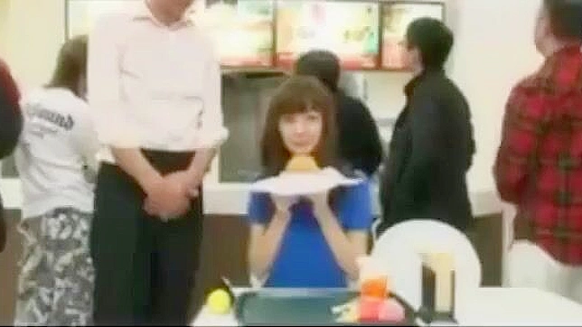 日本美女在麦当劳被轮奸—必看JAV场景！