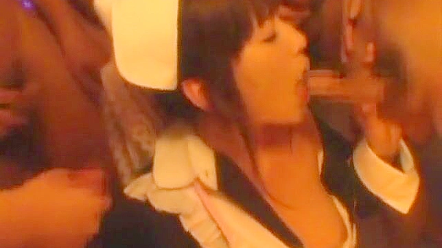 JAV美女香澄佳穂的狂热群交和颜射场景