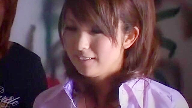 释放欲望：与性感日系美女Karin Honjyo的三人激情夜