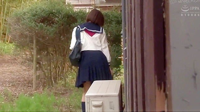 见证性感的迷人熟女享受狂野尿液游戏的乐趣吧