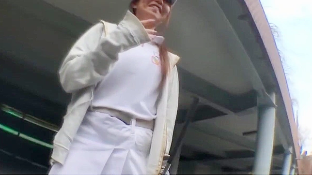 准备好被这位丰腴的熟女在火热角色扮演中迷住吧！