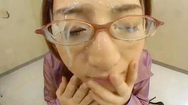 日本美女Kurosaki办公室内被狂射精液